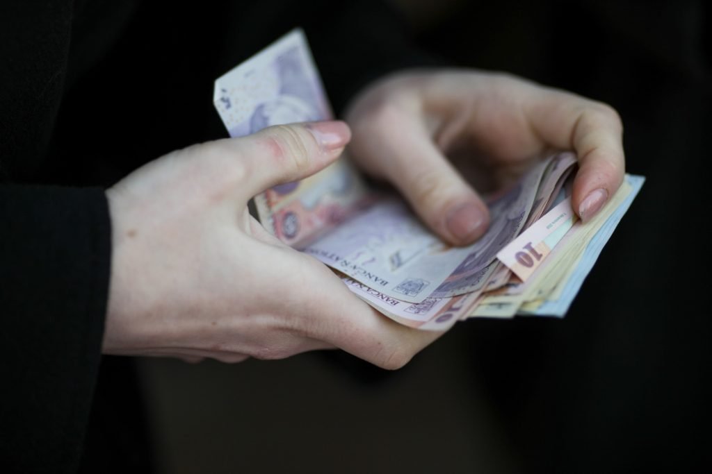 bani-lei-bancnote-cash-numerar-Sursa-foto-Inquam-Photos-Octav-Ganea-2.jpg