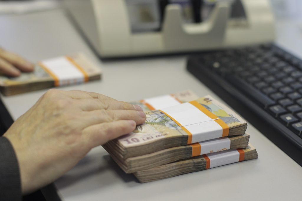 Guvernul redistribuie veniturile din TVA pe carburanți pentru a atenua scumpirile Premierul Ilie Bolojan a anunțat miercuri că veniturile suplimentare colectate din TVA ca urmare a scumpirii carburanților nu vor fi redirecționate către bugetul statului