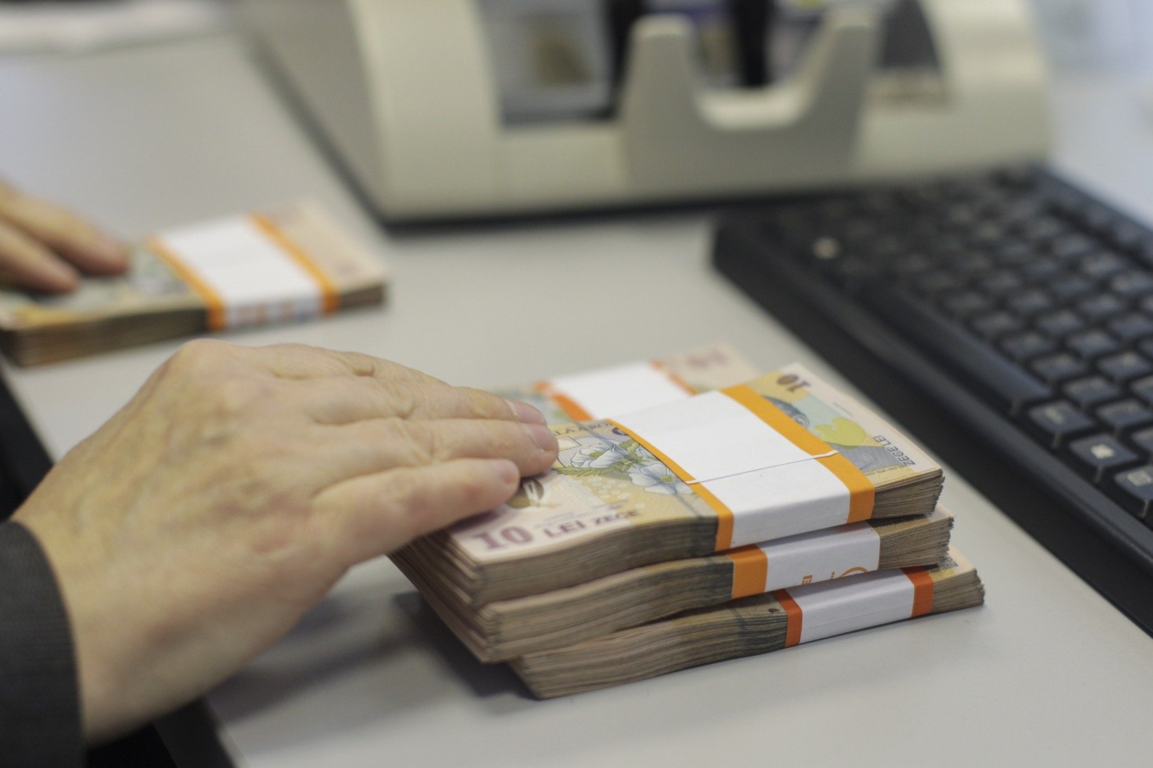 Guvernul redistribuie veniturile din TVA pe carburanți pentru a atenua scumpirile Premierul Ilie Bolojan a anunțat miercuri că veniturile suplimentare colectate din TVA ca urmare a scumpirii carburanților nu vor fi redirecționate către bugetul statului