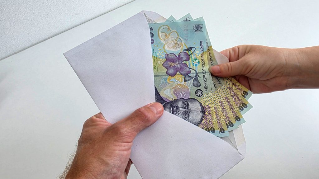 Carnetul de muncă, document cu importanță persistentă pentru pensionari Deși sistemul electronic REVISAL a modernizat evidența contractelor de muncă, carnetul de muncă rămâne un document vital pentru stabilirea drepturilor de pensie pentru mulți români