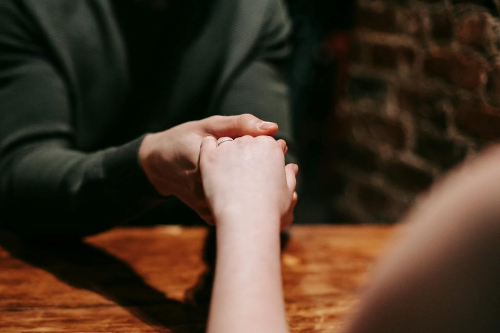 Sărutul pe mână fără consimțământ, considerat agresiune sexuală în Spania Curtea Supremă a Spaniei a stabilit că un sărut pe mâna unei femei, efectuat fără acordul acesteia, poate fi considerat o formă de agresiune sexuală