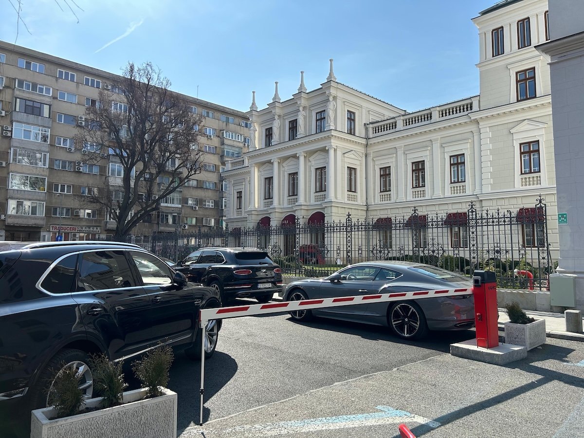 Bariere la Palatul Știrbey: Primăria face plângere penală, proprietarii invocă autorizații Primăria Capitalei a sesizat Parchetul de pe lângă Judecătoria Sectorului 1 după ce a constatat montarea ilegală a două bariere la o parcare publică din fața Palatului Știrbey