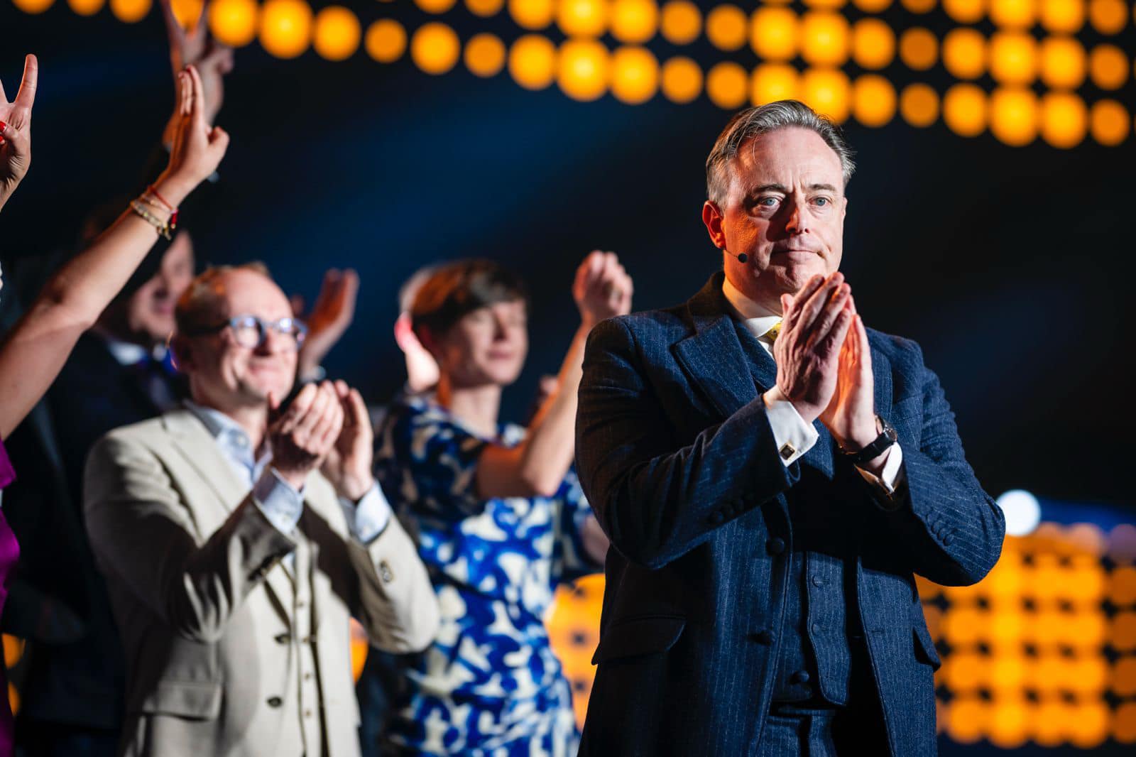 Belgia solicită un mandat european pentru negocieri cu Rusia privind conflictul din Ucraina Premierul belgian Bart de Wever a solicitat Uniunii Europene un mandat din partea statelor membre pentru a începe negocieri cu Rusia, în vederea găsirii unei soluții diplomatice pentru conflictul din Ucraina