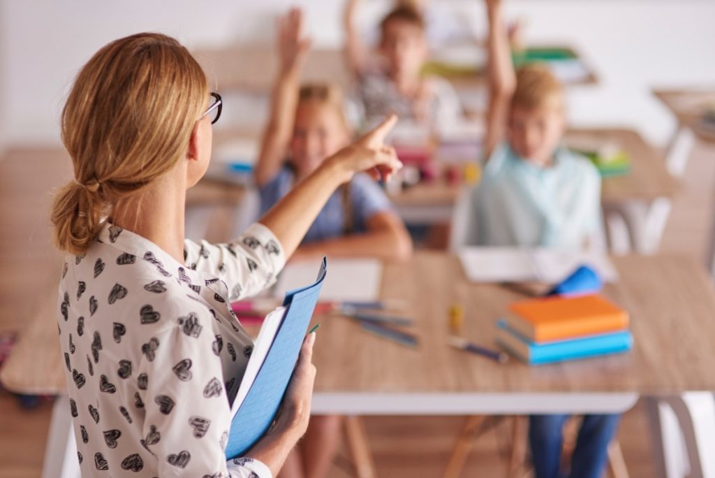 Noi profesori, noi metode: Generația Z intră în școli O nouă generație de profesori, născuți la finalul secolului XX și începutul secolului XXI, își fac apariția în sălile de clasă