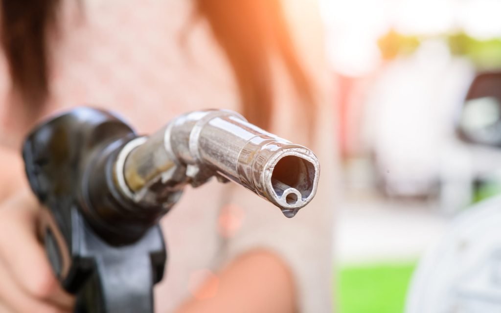 Bolojan analizează soluții pentru prețul carburanților Premierul Ilie Bolojan va avea, luni dimineață, o întâlnire cu miniștrii Finanțelor și Energiei, Alexandru Nazare și, respectiv, Bogdan Ivan, pentru a discuta despre posibile măsuri privind prețul carburanților