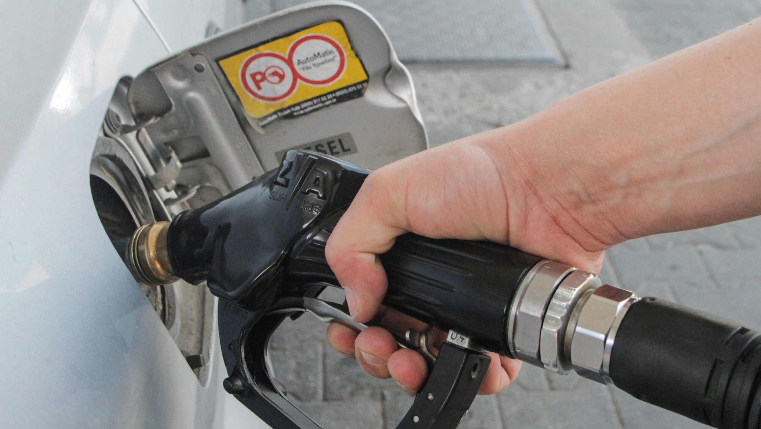 COTAR cere Guvernului reducerea urgentă a accizelor pentru carburanți Confederația Operatorilor și Transportatorilor Autorizați din România (COTAR) a lansat un apel urgent către Guvern, solicitând reducerea imediată a accizelor la benzină și motorină