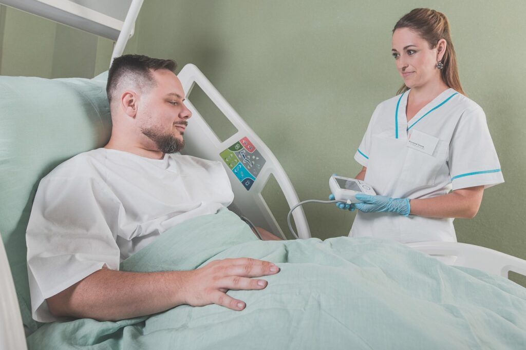 Extinderea rețelei de unități pentru pacienții cardiaci critici: încă patru spitale incluse Ministrul Sănătății, Alexandru Rogobete, a anunțat vineri extinderea rețelei de Unități de Supraveghere și Tratament Avansat al Pacienților Cardiaci Critici (AP-USTACC) cu încă patru spitale