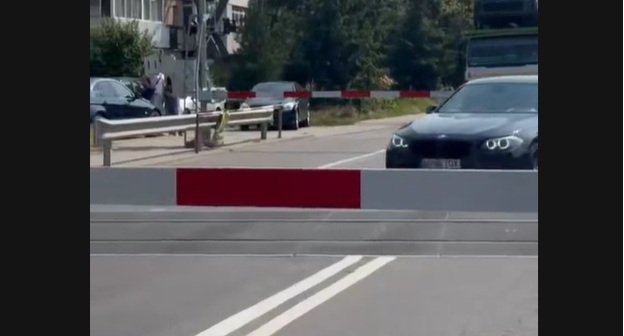 Poliția Rutieră a Intensificat Controalele la Trecerea cu Calea Ferată: Sute de Sancțiuni Aplicate Un număr semnificativ de sancțiuni au fost aplicate de Poliția Rutieră în cadrul unei acțiuni menită să prevină accidentele rutiere la trecerile la nivel cu calea ferată