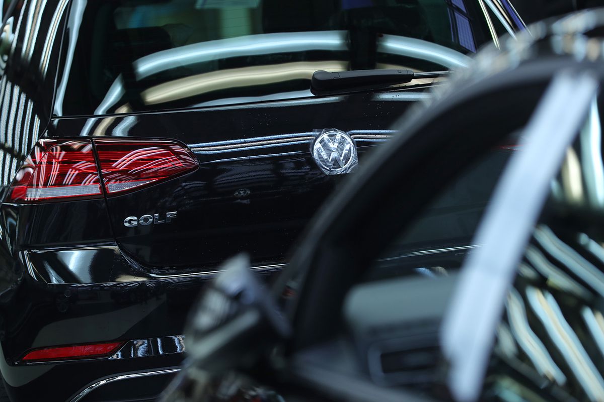 Volkswagen se confruntă cu o scădere dramatică a profitului și anunță concedieri masive Grupul Volkswagen, un simbol al industriei auto germane, se confruntă cu o scădere semnificativă a profitului net, în timp ce anunțul privind concedierea a 50.000 de angajați până în 2030 dă tonul unei restructurări ample