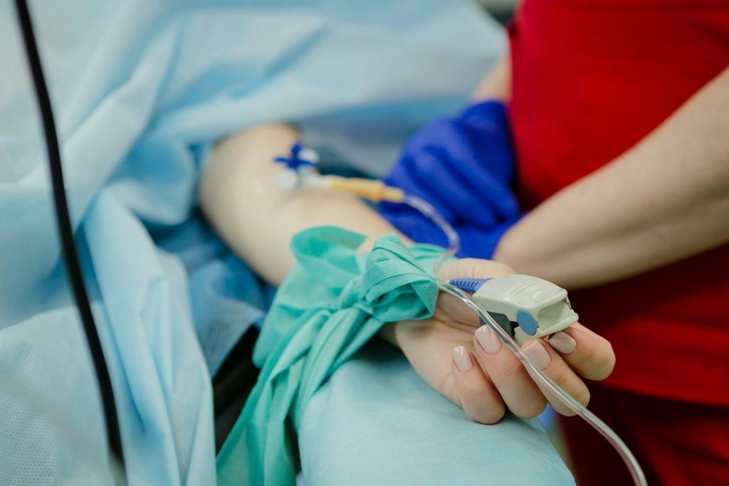Eutanasia pasivă, o premieră în India: Curtea Supremă autorizează oprirea aparatelor unui pacient în stare vegetativă Curtea Supremă a Indiei a luat o decizie istorică, autorizând oprirea sistemelor de susținere a vieții unui bărbat de 32 de ani, aflat în stare vegetativă persistentă de 13 ani