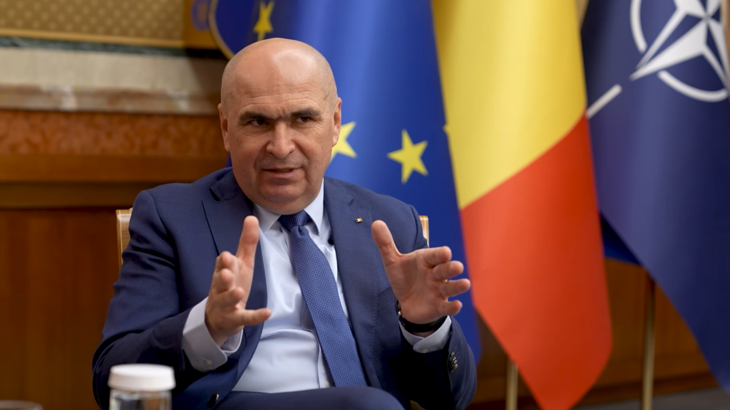 Războiul din Golf determină scumpirea combustibililor, anunță premierul Premierul Ilie Bolojan a declarat pentru B1 TV că tensiunile militare din zona Golfului au dus la creșterea prețurilor la combustibili, pe fondul blocării parțiale a traficului prin Strâmtoarea Ormuz
