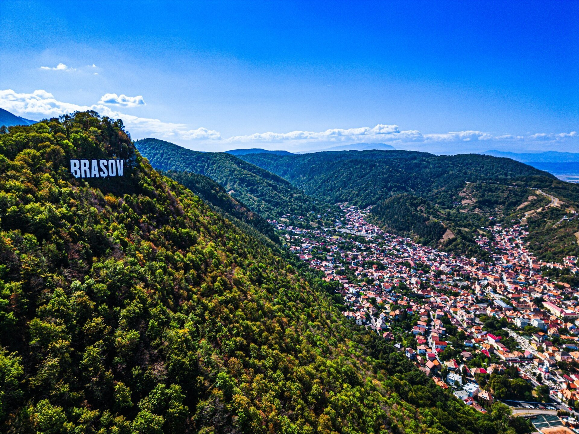 Fabrica de prelucrare a metalelor rare, un proiect româno-american în județul Brașov Un acord strategic între România și compania americană Critical Metals prefigurează construirea unei fabrici de prelucrare a metalelor rare în județul Brașov