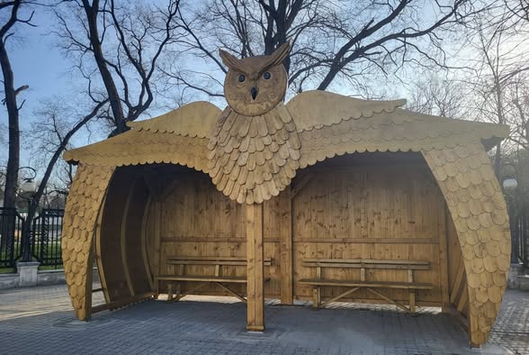 Stația de autobuz-bufniță: O inovație controversată la Craiova O stație de autobuz cu un design neobișnuit, în formă de bufniță, a fost instalată în apropierea Parcului Nicolae Romanescu din Craiova, stârnind controverse și acuzații de lipsă de transparență