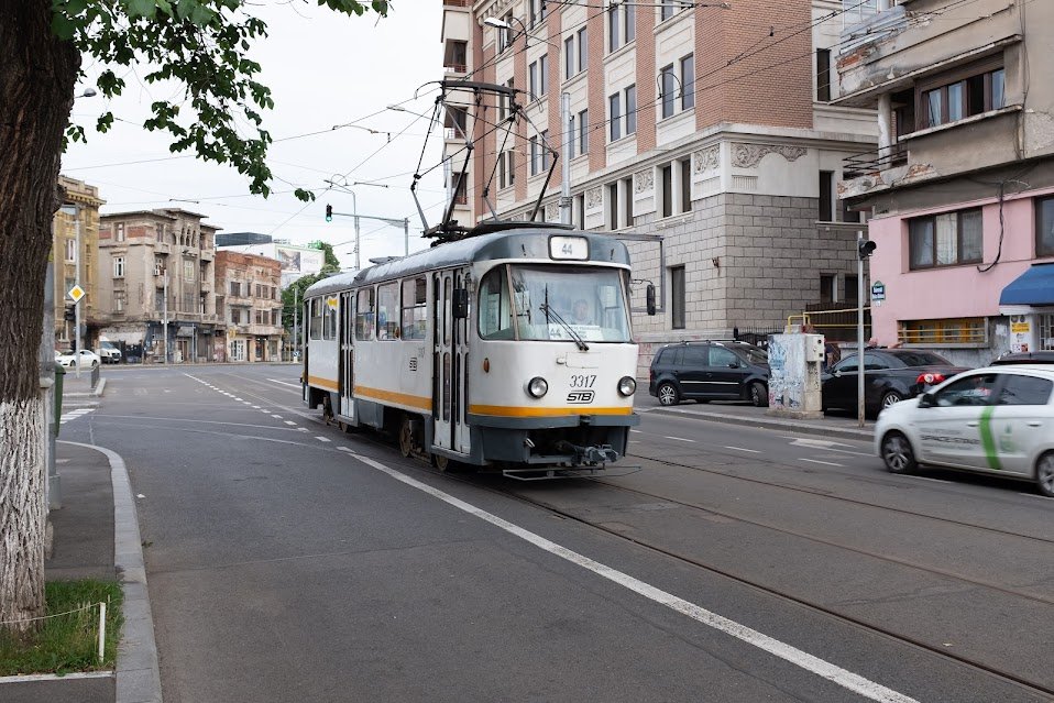 Haos în transportul public din București din cauza lucrărilor la tramvaie Bucureștenii se confruntă cu importante perturbări în transportul public de suprafață, ca urmare a începerii lucrărilor de modernizare a infrastructurii pentru tramvaie