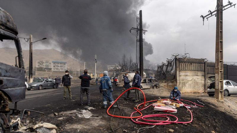 Atacuri ample în Orientul Mijlociu: Iranul intensifică atacurile asupra instalațiilor petroliere și a navelor Conflicte majore au izbucnit în Orientul Mijlociu joi dimineață, Iranul accelerând atacurile asupra infrastructurii petroliere și a navelor din Golful Persic