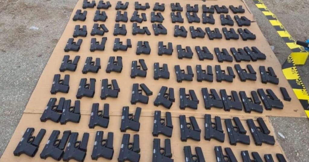 Captură record la Calafat: Peste 100 de pistoale și 60.000 de țigări de contrabandă, descoperite într-un camion Polițiștii de frontieră au făcut o descoperire impresionantă la punctul de trecere Calafat, pe data de 13 martie, confiscând peste 100 de pistoale, 131 de încărcătoare fără muniție și zeci de mii de țigarete de contrabandă