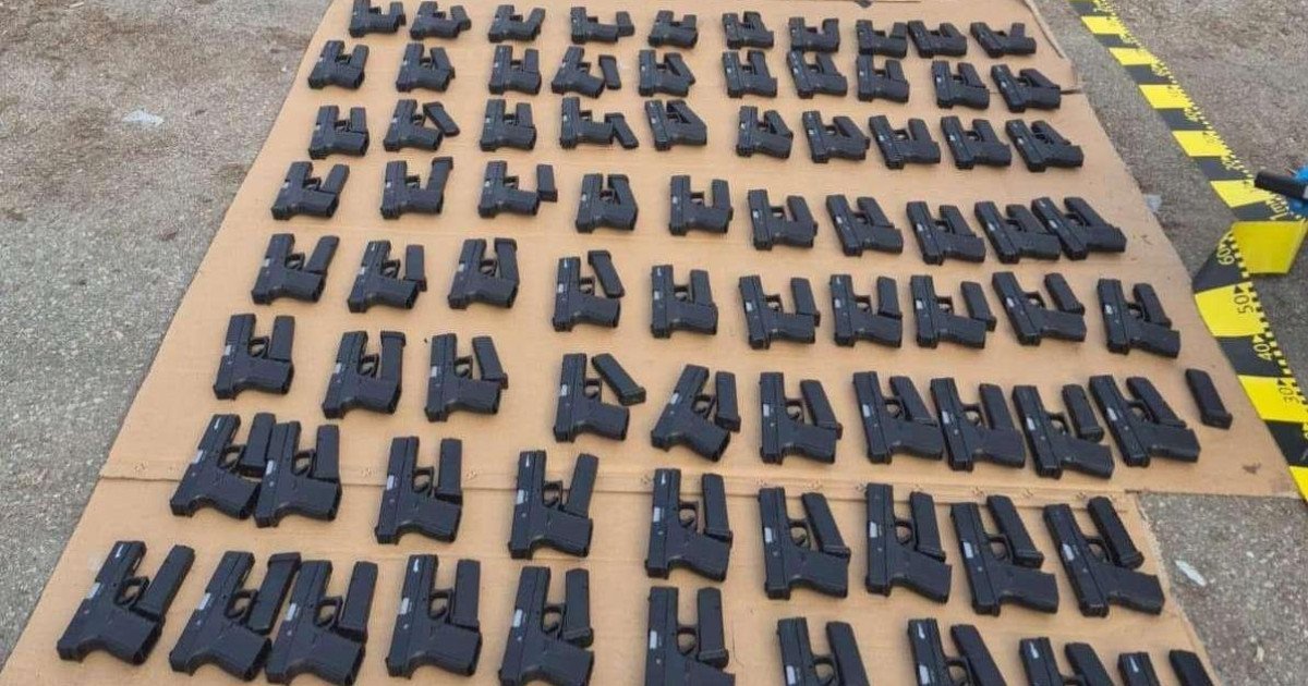 Captură record la Calafat: Peste 100 de pistoale și 60.000 de țigări de contrabandă, descoperite într-un camion Polițiștii de frontieră au făcut o descoperire impresionantă la punctul de trecere Calafat, pe data de 13 martie, confiscând peste 100 de pistoale, 131 de încărcătoare fără muniție și zeci de mii de țigarete de contrabandă
