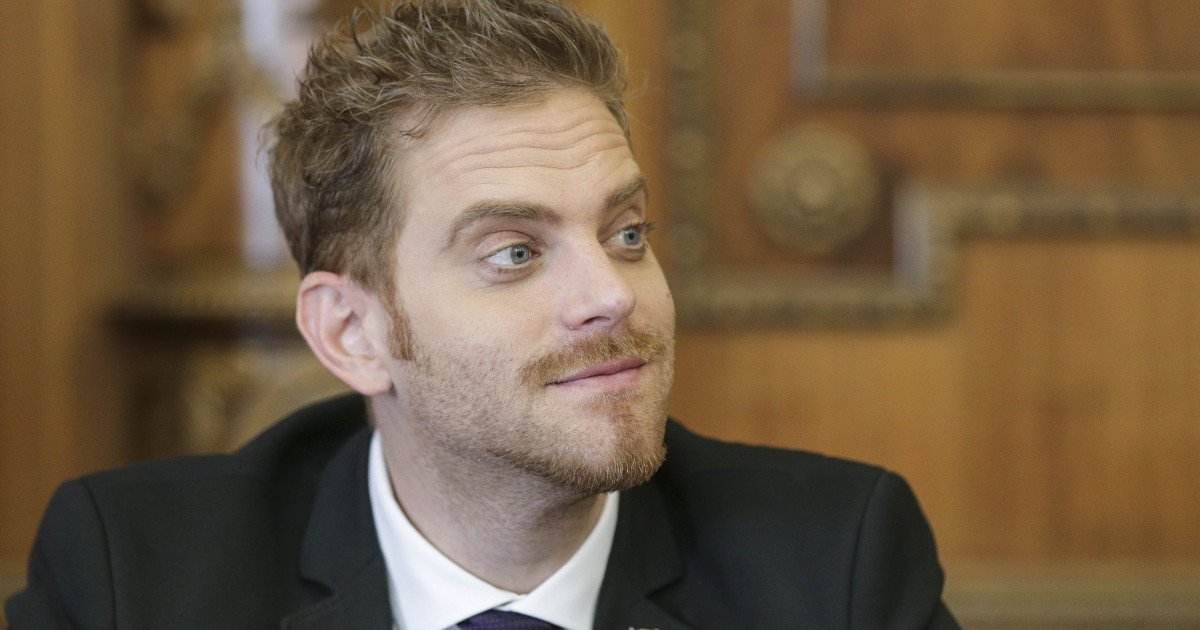 Ilan Laufer, fost ministru, implicat într-un accident cu trotineta în București Fostul ministru pentru Mediul de Afaceri, Ilan Laufer, și gemenii săi în vârstă de 5 ani au fost victimele unui accident rutier marți dimineața, în București