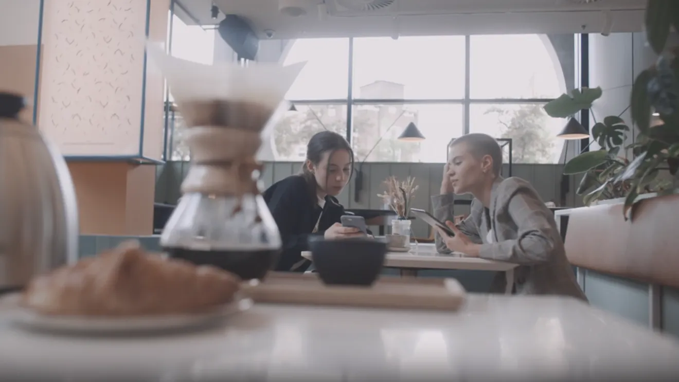 Cafeaua la filtru câștigă teren în România: Espresso, umbrit de V60 În tot mai multe cafenele de specialitate din România, clienții înlocuiesc tot mai des espresso-ul cu o cafea preparată la filtru