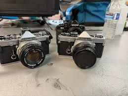 Revenirea filmului analogic: Generația Z și Millennials redescoperă magia fotografiei pe peliculă În timp ce lumea digitală domină, un număr tot mai mare de tineri se întorc la rădăcini, redescoperind plăcerea fotografiei clasice
