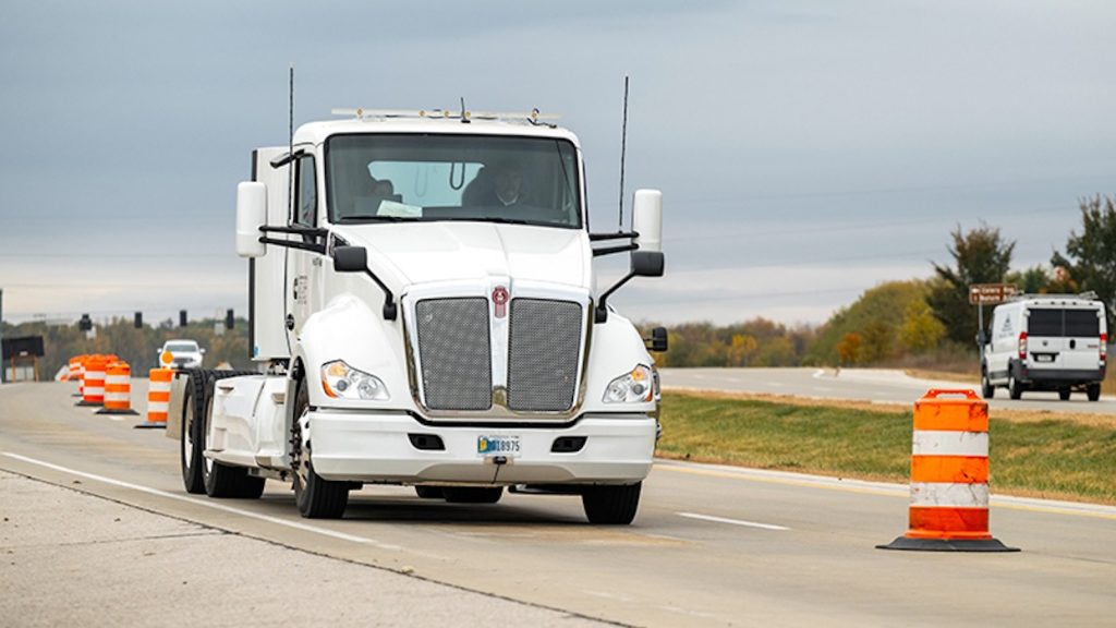 Camioanele electrice promit reduceri semnificative de costuri pentru transportatori, dar cu o condiție esențială Un studiu recent, realizat de FPInnovations (PIT Group) și Transport Canada, sugerează că trecerea la camioane electrice poate aduce economii considerabile pentru companiile de transport, dar nu în orice condiții