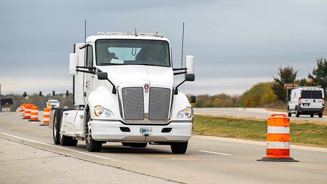 Camioanele electrice promit reduceri semnificative de costuri pentru transportatori, dar cu o condiție esențială Un studiu recent, realizat de FPInnovations (PIT Group) și Transport Canada, sugerează că trecerea la camioane electrice poate aduce economii considerabile pentru companiile de transport, dar nu în orice condiții