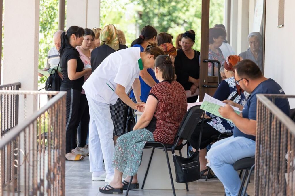 Consultații gratuite pentru bucureșteni prin caravana medicală „Obezitatea este o boală”