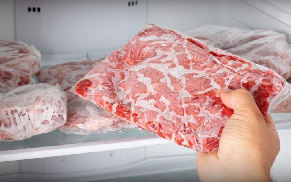 Avertisment privind carnea importată: foști miniștri avertizează asupra riscurilor pentru sănătate Marius Budăi, fost ministru al Muncii, lansează un avertisment cu privire la carnea importată din Brazilia, sugerând că aceasta ar putea conține hormoni interziși în Uniunea Europeană
