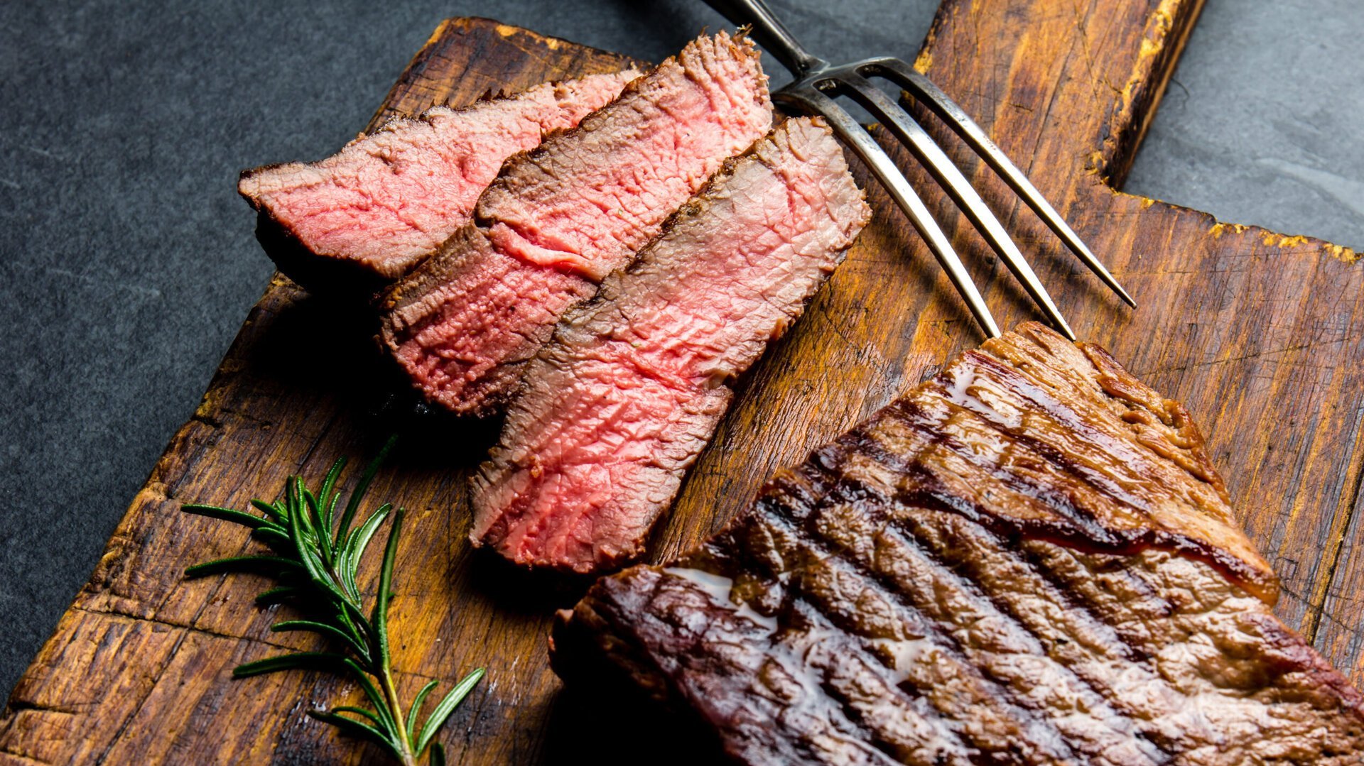 Alertă alimentară: 80 de tone de carne de vită contaminată, depistate în spațiul european Bruxellesul a emis o alertă alimentară majoră după descoperirea unor cantități semnificative de carne de vită contaminată în spațiul european