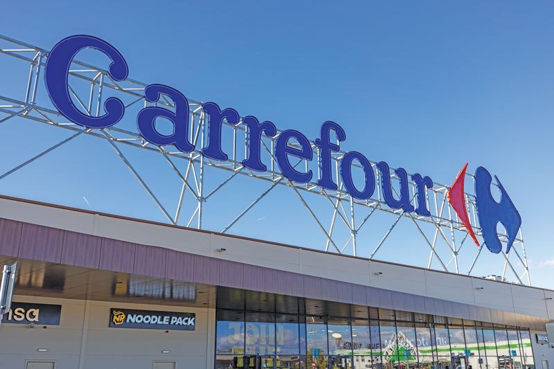 Carrefour România, vândut la un preț considerabil mai mic Compania franceză Carrefour a încheiat un acord pentru vânzarea operațiunilor sale din România, iar cumpărătorul este retailer-ul român Dedeman