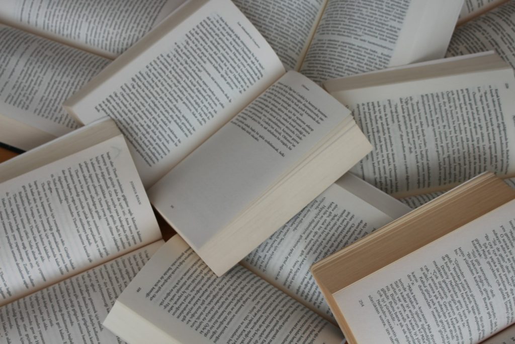 Activitățile intelectuale, cheia pentru o memorie mai bună la bătrânețe Studiile recente sugerează că implicarea regulată în activități stimulatoare din punct de vedere mental, cum ar fi cititul sau învățarea de lucruri noi, poate juca un rol crucial în întârzierea apariției bolii Alzheimer și în încetinirea declinului cognitiv