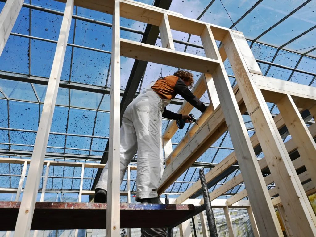 ChatGPT, asistent la construirea unei case: experiența unui cuplu din Olanda ilustrează limitele inteligenței artificiale Un cuplu din Olanda a ridicat o casă „tiny house” cu ajutorul inteligenței artificiale (AI), demonstrând potențialul, dar și limitele acestei tehnologii în aplicarea practică