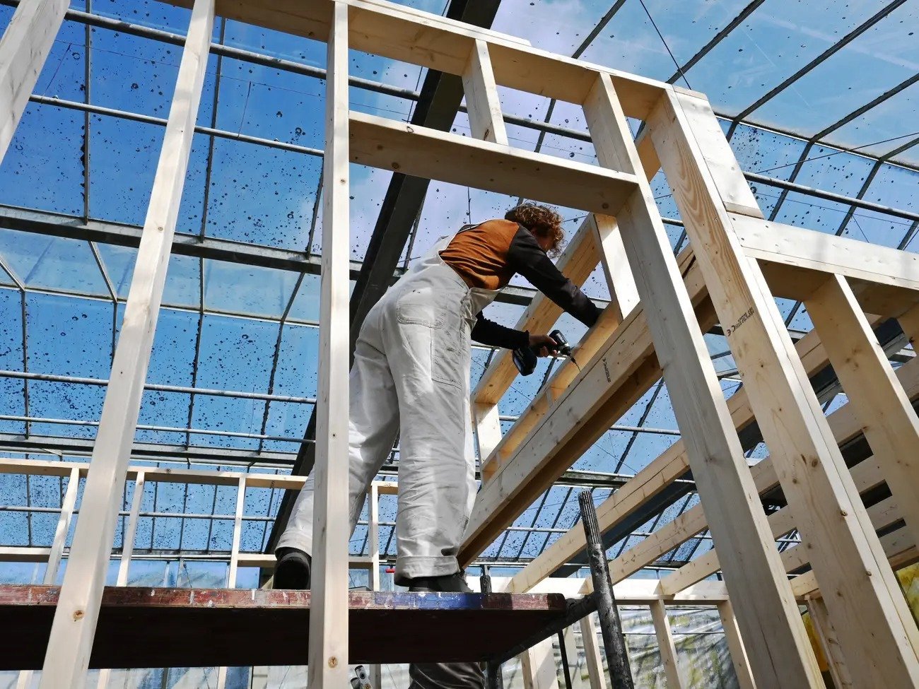 ChatGPT, asistent la construirea unei case: experiența unui cuplu din Olanda ilustrează limitele inteligenței artificiale Un cuplu din Olanda a ridicat o casă „tiny house” cu ajutorul inteligenței artificiale (AI), demonstrând potențialul, dar și limitele acestei tehnologii în aplicarea practică