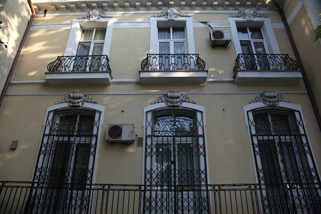 Conflict pe avere la Constanța: Arhiepiscopia Tomisului și Primăria, în dispută pentru vila arhierească Un conflict juridic de amploare a izbucnit la Constanța, vizând vila arhierească, reședința arhiepiscopului Teodosie