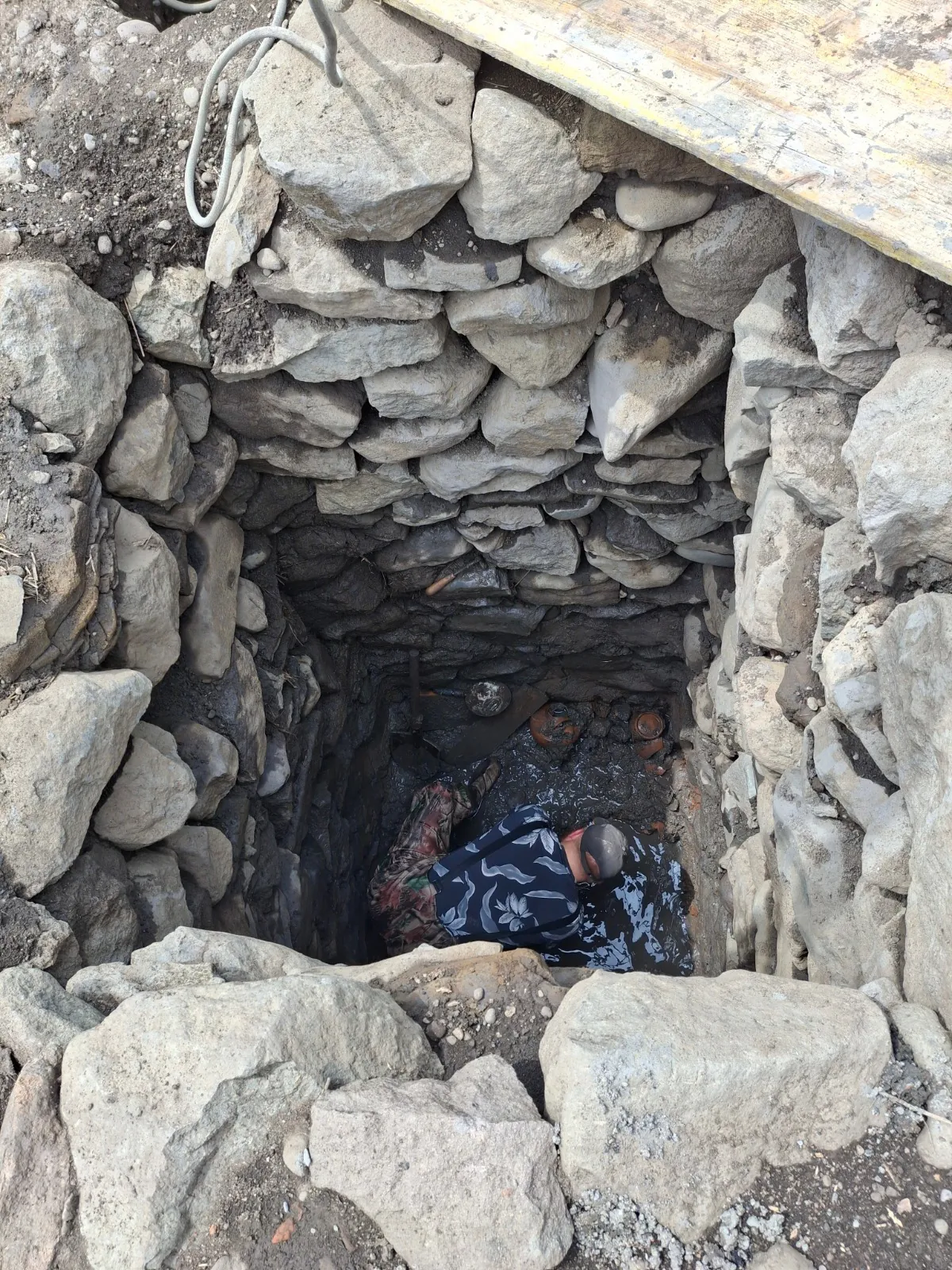 Descoperiri Arheologice Remarcabile la Călugăreni: O Cisternă Romană și Artefacte Inedite O serie de descoperiri arheologice importante au fost făcute în Parcul Arheologic Călugăreni, județul Mureș, conform declarațiilor recente ale șefului Secției de Cercetare a Limesului Roman din cadrul Muzeului Județean Mureș, Szilamer Panczel