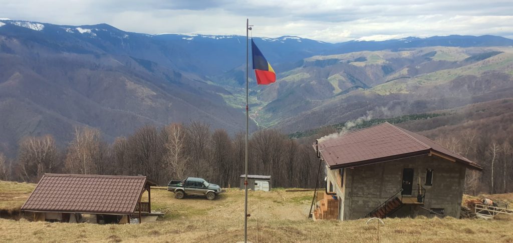 Căsuța din Munți: Un refugiu pentru copii și un punct de sprijin pentru alpinism Căsuța din Munți, amplasată în apropierea Vârfului Măgura din Munții Cindrel, reprezintă un proiect ambițios al Asociației Tur Alpin