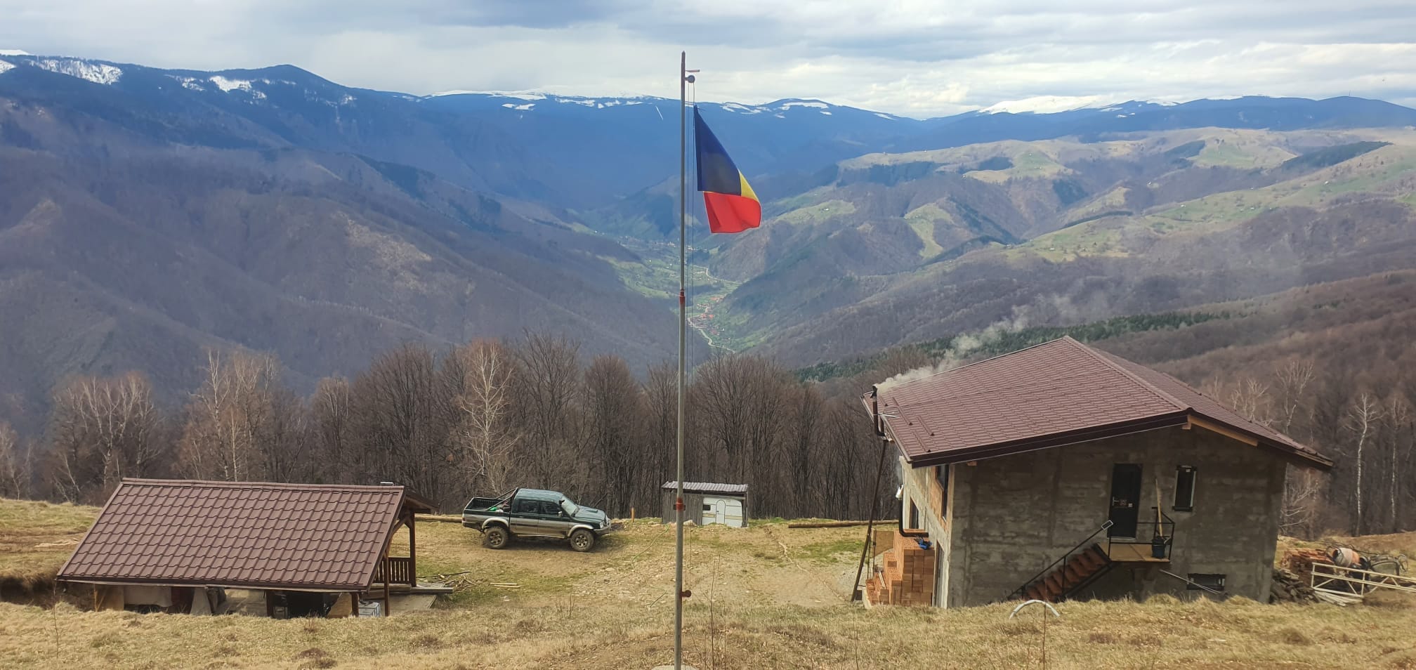 Căsuța din Munți: Un refugiu pentru copii și un punct de sprijin pentru alpinism Căsuța din Munți, amplasată în apropierea Vârfului Măgura din Munții Cindrel, reprezintă un proiect ambițios al Asociației Tur Alpin