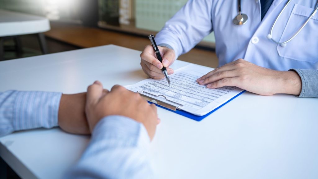 Trei luni de grație pentru asigurarea medicală: ce trebuie să știi dacă rămâi fără loc de muncă Perioada de tranziție de trei luni oferită de stat după pierderea unui loc de muncă reprezintă un interval crucial pentru menținerea accesului la servicii medicale