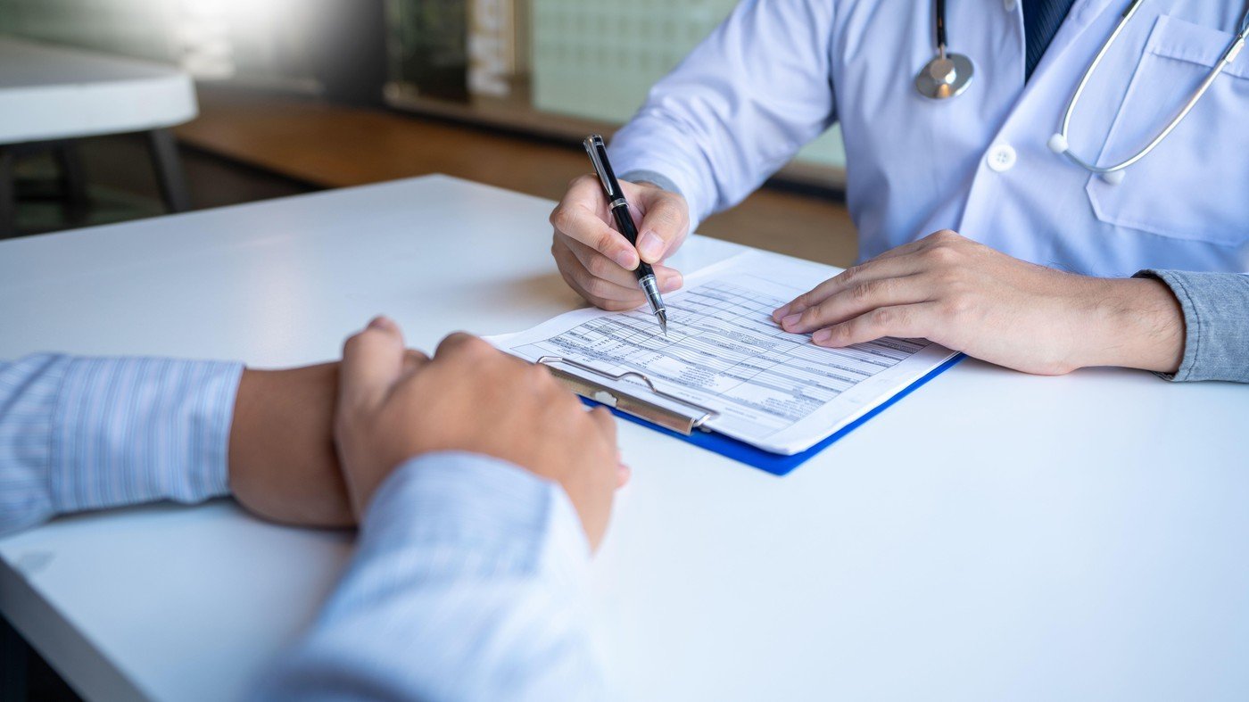 Trei luni de grație pentru asigurarea medicală: ce trebuie să știi dacă rămâi fără loc de muncă Perioada de tranziție de trei luni oferită de stat după pierderea unui loc de muncă reprezintă un interval crucial pentru menținerea accesului la servicii medicale