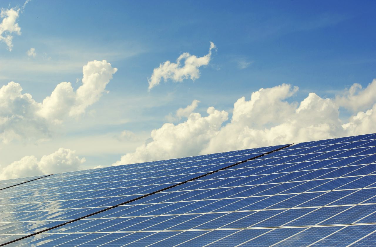 Prosumatorii, indivizii care produc și consumă energie electrică din surse regenerabile, au urcat pe locul secund în România în ceea ce privește producția de energie intermitentă