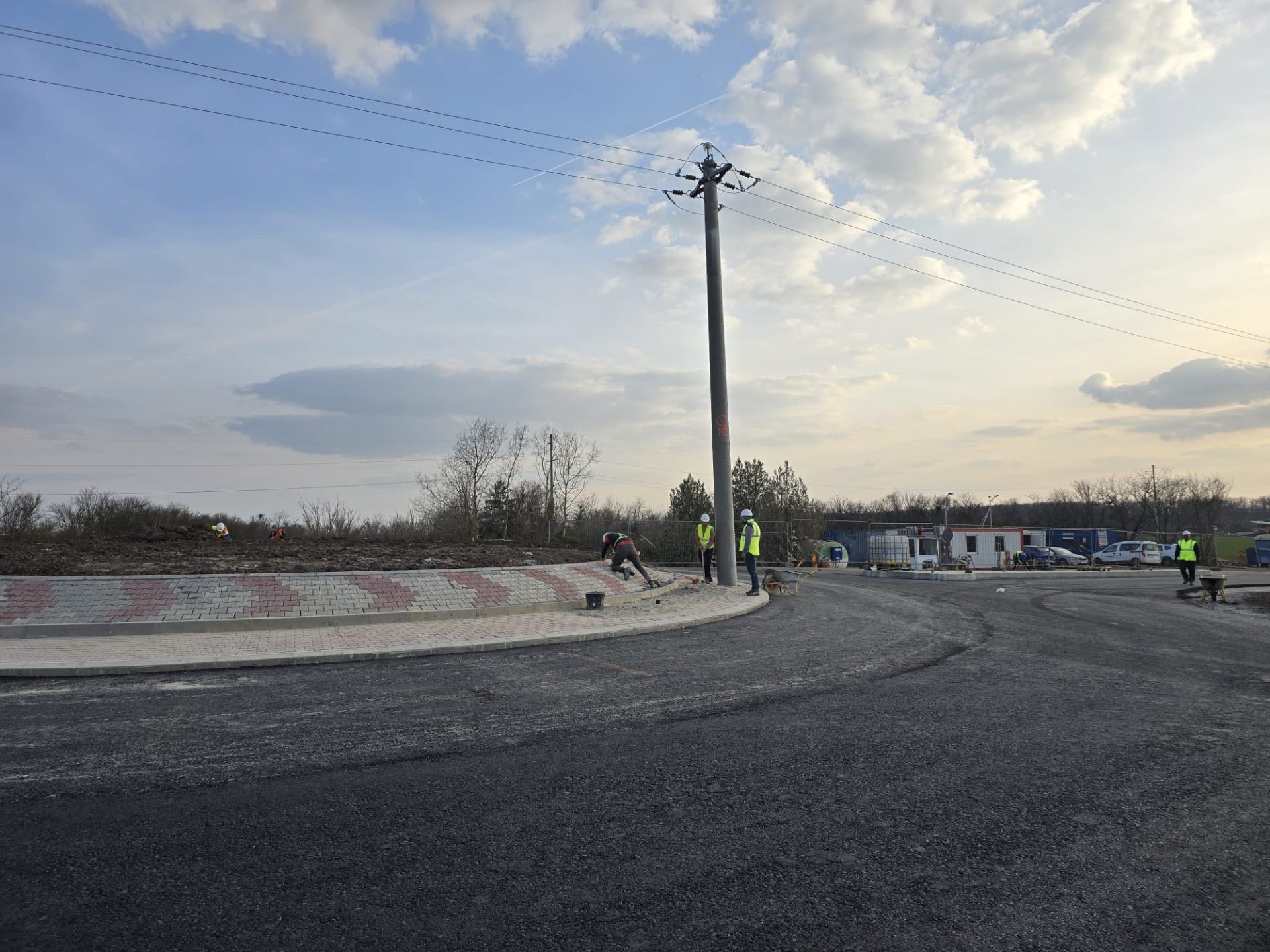 Primul strat de asfalt turnat pe Centura Brănești, o centură menită să fluidizeze traficul Primul strat de asfalt a fost turnat pe primul tronson al centurii Brănești, parte a etapei a II-a a proiectului de infrastructură