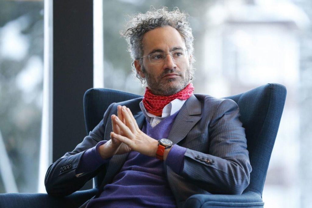 Karp, CEO-ul Palantir, avertizează companiile de tehnologie: „nu puteți pretinde independență totală față de guvern” Într-un context de tensiuni geopolitice crescute și competiție acerbă în domeniul inteligenței artificiale, Alex Karp, CEO-ul companiei Palantir, a lansat un avertisment clar pentru companiile de tehnologie cu potențial strategic