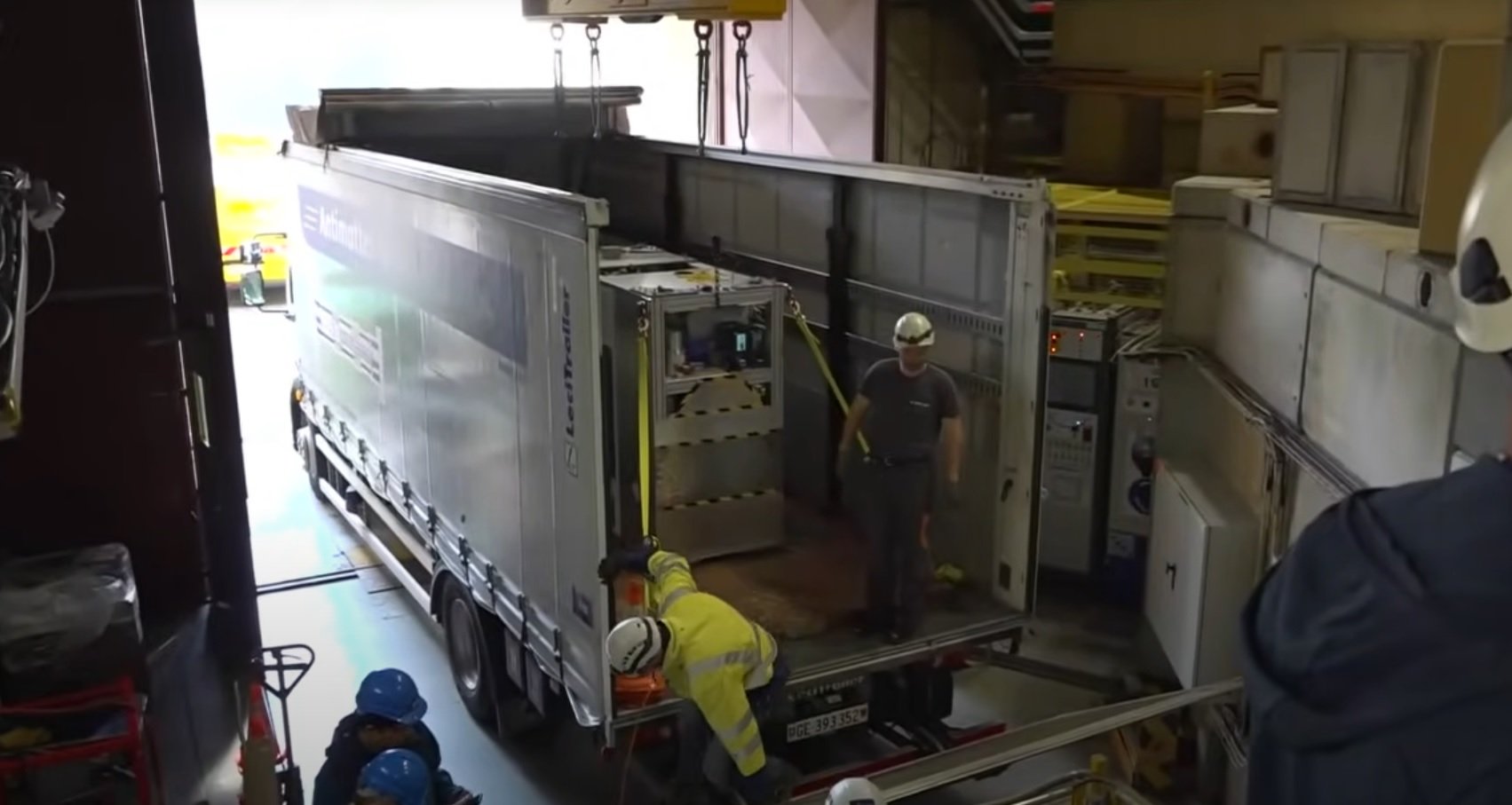 Antimateria, transportată pentru prima dată cu un camion în afara laboratoarelor CERN Într-o premieră științifică, cercetătorii de la CERN, Organizația Europeană pentru Cercetare Nucleară, au reușit să transporte aproximativ 100 de antiprotoni cu ajutorul unui camion special echipat