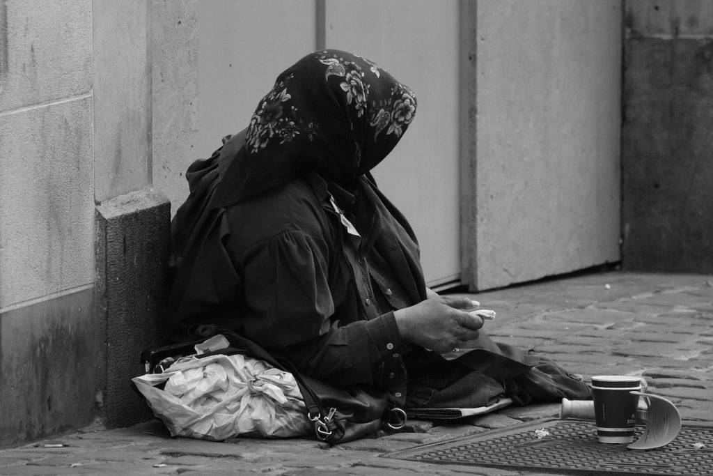 Franța, sancționată pentru decretele anti-cerșetorie: O decizie a Consiliului Europei Comitetul European al Drepturilor Sociale, organism sub egida Consiliului Europei, a stabilit că Franța încalcă Carta Socială Europeană prin decretele anti-cerșetorie emise de primarii unor orașe