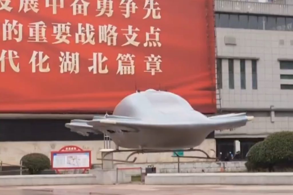 China testează un „taxi zburător” cu design futurist Un vehicul aerian cu decolare și aterizare verticală (eVTOL), dezvoltat de compania chineză E-Hawk Technology, a efectuat cu succes peste 140 de zboruri de test