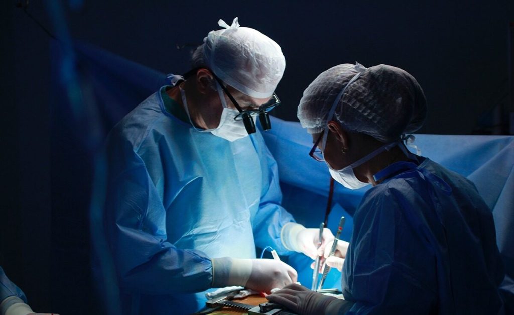 Bebeluș de șapte luni salvat de medicii din Iași după o intervenție chirurgicală complexă Un bebeluș de șapte luni, afectat de multiple malformații cardiace, a fost salvat de medicii de la Spitalul de Neurochirurgie din Iași
