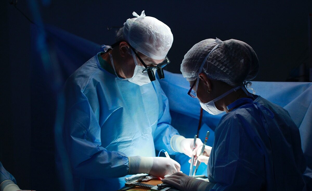 Bebeluș de șapte luni salvat de medicii din Iași după o intervenție chirurgicală complexă Un bebeluș de șapte luni, afectat de multiple malformații cardiace, a fost salvat de medicii de la Spitalul de Neurochirurgie din Iași