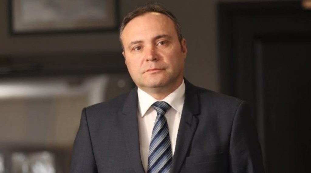 Carburanții în România: Taxele, principalul motor al scumpirilor Prețul combustibililor la pompă în România a crescut semnificativ în ultimii ani, o analiză realizată de Asociația Energia Inteligentă (AEI) arătând că scumpirea nu este doar rezultatul fluctuațiilor de pe piața petrolului