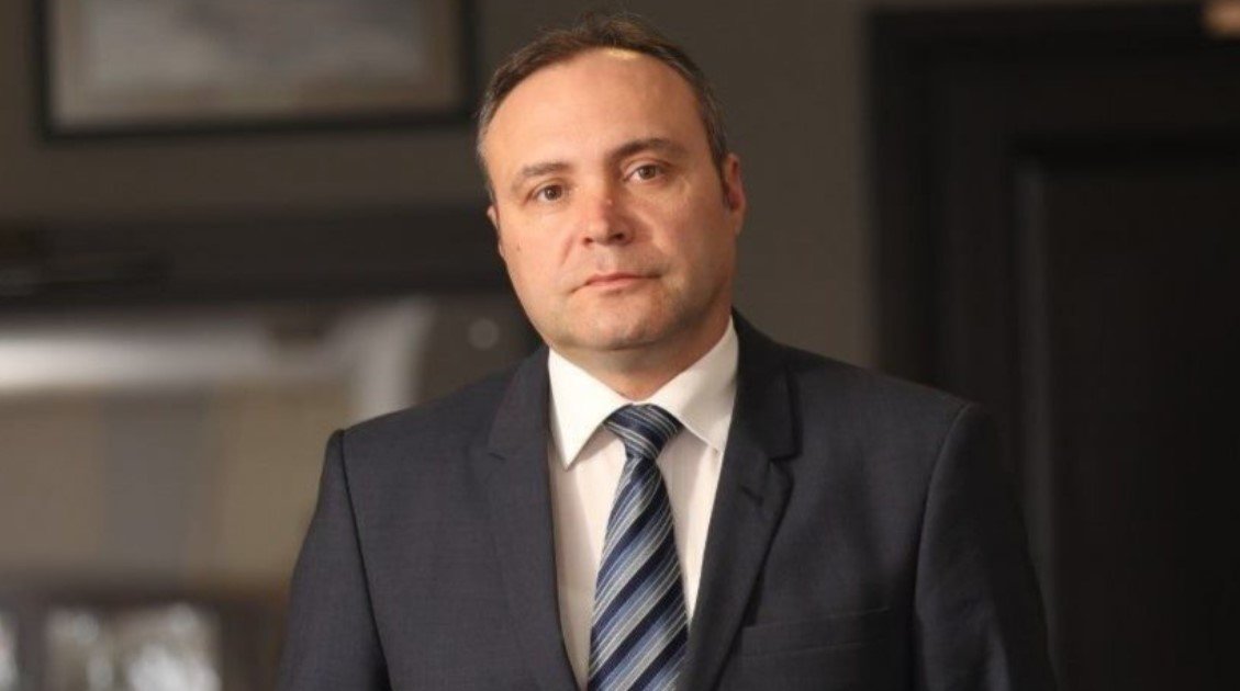 Carburanții în România: Taxele, principalul motor al scumpirilor Prețul combustibililor la pompă în România a crescut semnificativ în ultimii ani, o analiză realizată de Asociația Energia Inteligentă (AEI) arătând că scumpirea nu este doar rezultatul fluctuațiilor de pe piața petrolului