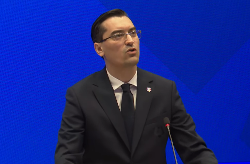 „Cine este măscăriciul acesta?” + Toate rezultatele